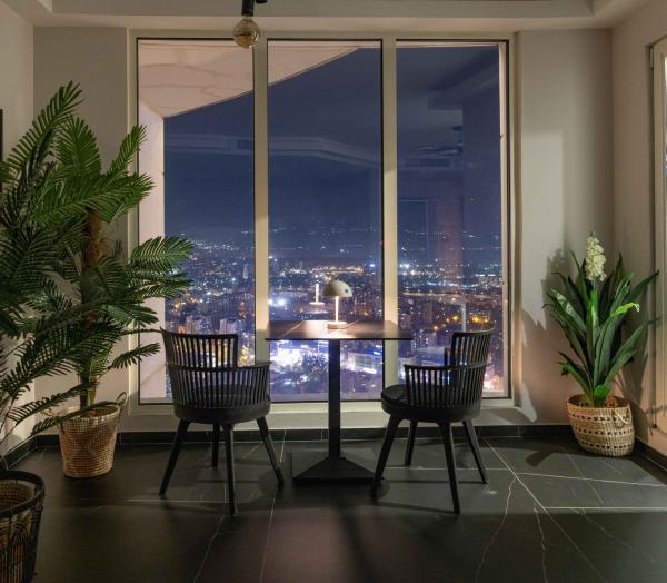 Digital Nomad Penthouse - 250m2 with 5 Bedrooms and Fast Wi-Fi - Monitors Included, Rezerwuj  Skopje Macedonia