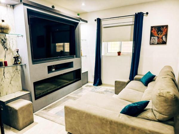 Private Pool Ultra Modern 4 Bedroom Villa Playstation Play Room & Garage, Rezerwuj  Hotele w Taʼ Ċantar z Parkingiem, Parking