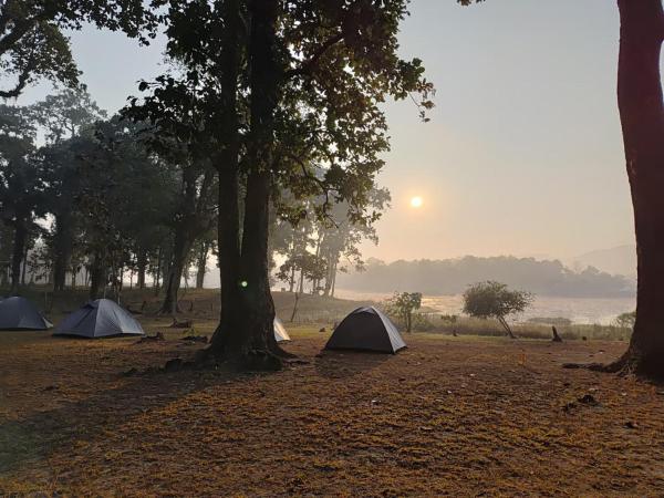 Chandubi Eco Camp of wave Ecotourism, Rezerwuj  Hotele w Assam z Parkingiem, Parking