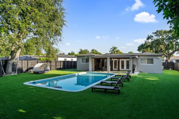 Tropical 4BR Villa with Pool, BBQ & Mini Golf Fun, Rezerwuj  Gold Coast Heliport Floryda