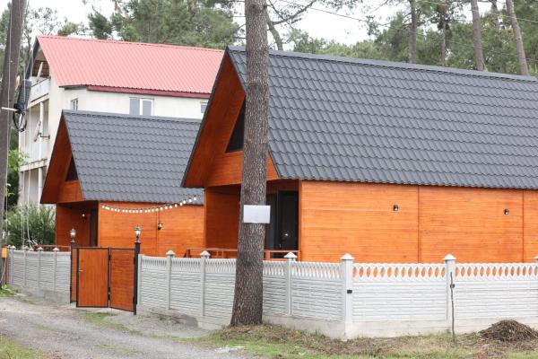 Cottage in Forest Wave - კოტეჯი ტყის ტალღებში, Rezerwuj  Hotele w Guria z Parkingiem, Parking