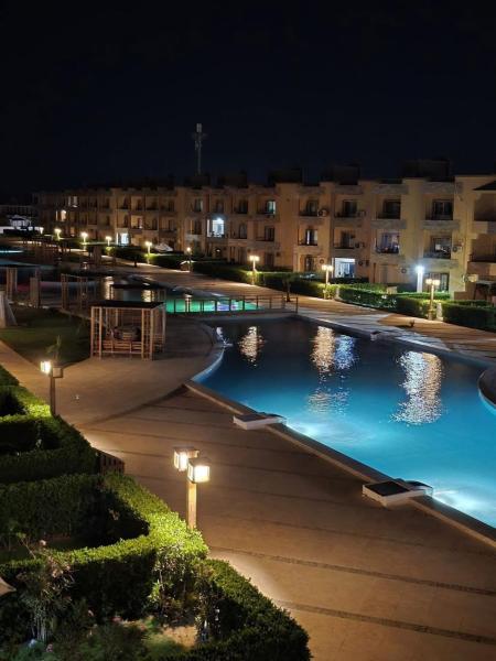 شاليه ارضي غرفتين و2 تواليت لاجولي العين السخنه عائلات فقط, Rezerwuj  Hotele w New Valley z Basenem, Basen