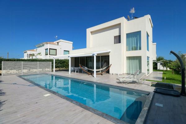 Modern Villa With Views Of Ortigia, Rezerwuj  Hotele w Sycylia z parkingiem, Parking
