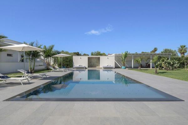 Modern Villa With Pool In Fontane Bianche, Rezerwuj  Hotele w Sycylia z parkingiem, Parking