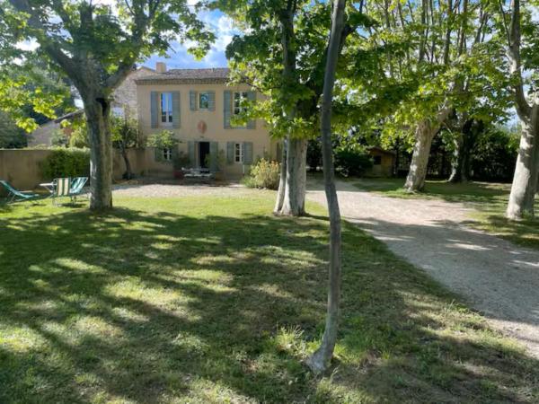 Villa des Platanes - Maison provençale avec jardin, parking & barbecue au cœur du vignoble du Château de Barbebelle Rognes - Proche Aix-en-Provence - 6 personnes, Rezerwuj  Hotele w Rognes z parkingiem, Parking
