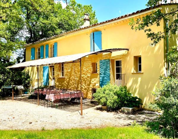 Villa Les Chênes avec piscine dans un domaine viticole 5 suites 11 pers, Rezerwuj  Hotele w Néoules z basenem, Basen