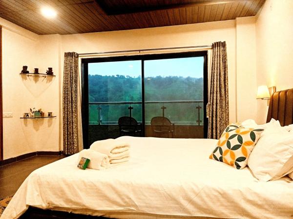 Vandhaara Luxury Stays, Rezerwuj  Hotele w Pune z basenem, Basen