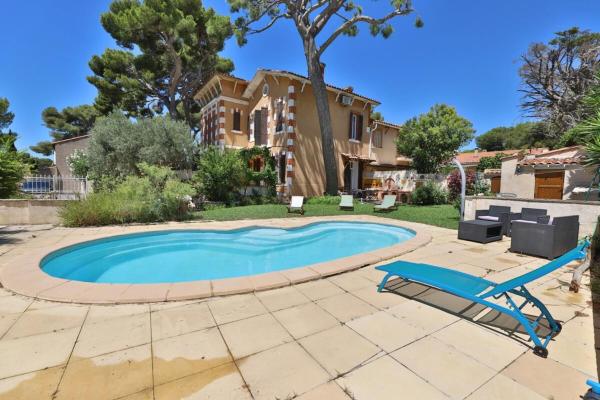 LOustaou - Villa famillial- Bord de mer, Rezerwuj  Hotele w Carros z basenem, Basen