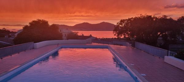 Maison porticcio vue mer chez Olivier, Rezerwuj  Hotele w Korsyka z Basenem, Basen