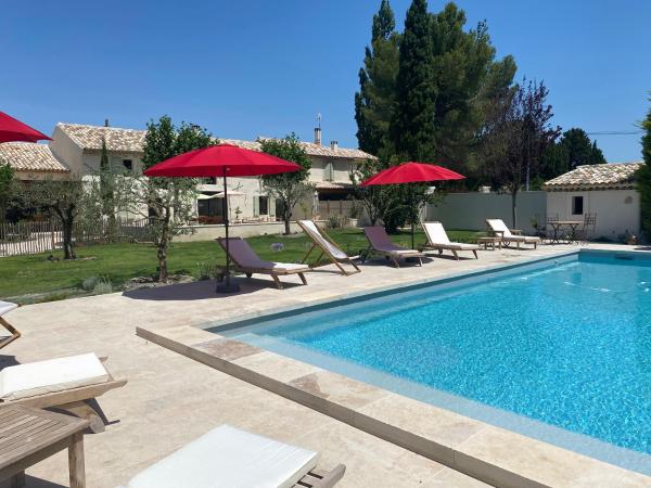 Mas Saint André 3 étoiles au cœur de la Provence, Rezerwuj  Hotele w Carros z basenem, Basen