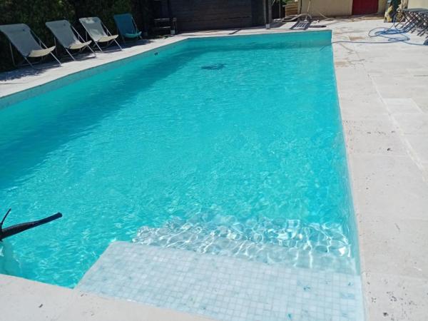 Le Val des Nymphes Petit déj compris, piscine, parking, Rezerwuj  Hotele w Colonzelle z Basenem, Basen