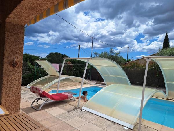 Villa with pool in Taradeau, Rezerwuj  Hotele w Owernia z Basenem, Basen