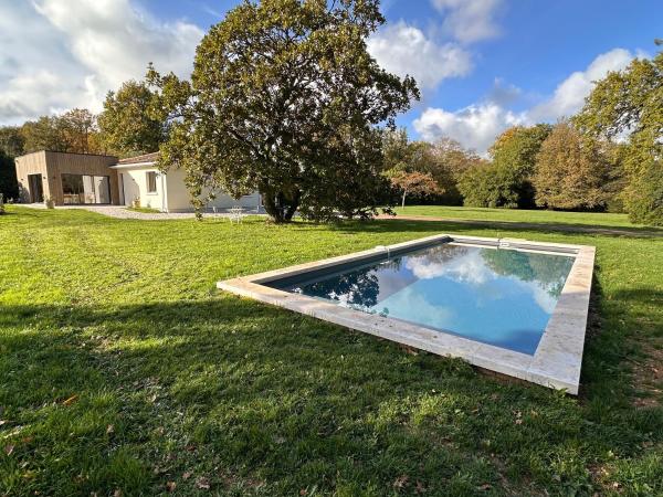 Villa Pavone, Rezerwuj  Hotele w Angouleme z Basenem, Basen