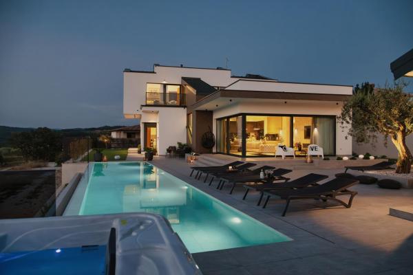 Luxury Villa Kim Momjan - Happy Rentals, Rezerwuj  Hotele w Brdo z Basenem, Basen