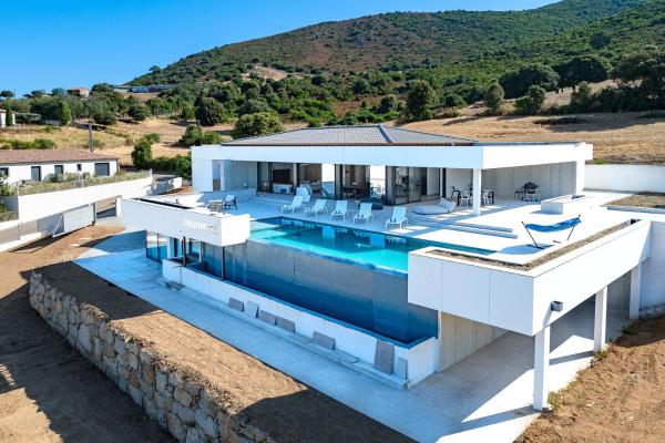 Colombina - Villa avec piscine, Rezerwuj  Hotele w Korsyka z Basenem, Basen