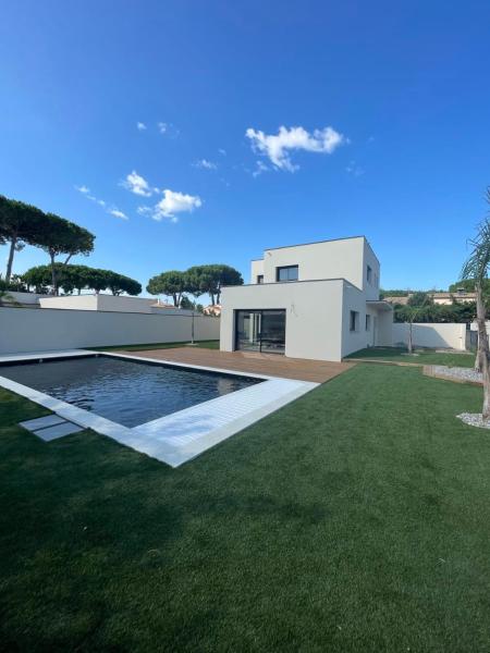 Villa du Soleil Spacious villa with private pool near Cap dAgde beaches, Rezerwuj  Hotele w Hérault z Parkingiem, Parking