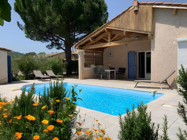 Gîte La Villa L\Espinas, Rezerwuj  Hotele w Owernia z Basenem, Basen