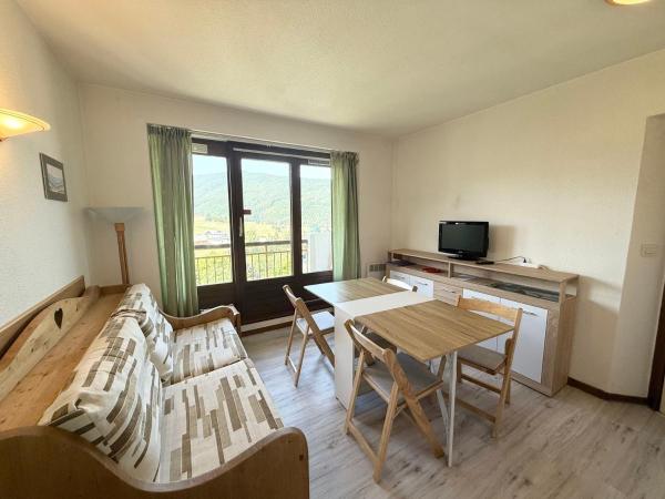Appartement cosy avec balcon et vue parc à Villard-de-Lans - FR-1-515-231, Rezerwuj  Hotele w Owernia z Parkingiem, Parking