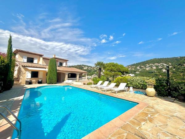 Villa Les Issambres, Rezerwuj  Hotele w Owernia z Basenem, Basen