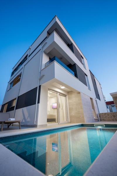 Relax apartments - private pool and garden II, Rezerwuj Apartament Hotele w Zadar County z basenem, Basen