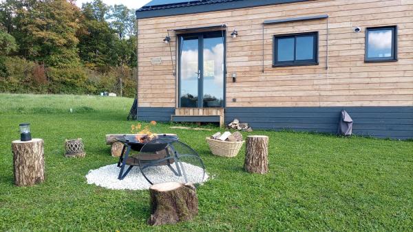 Les tiny houses autonomes du val dor, Rezerwuj  Hotele w Burgundia z parkingiem, Parking