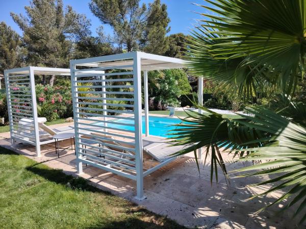 Villa avec piscine entre Marseille et Cassis, Rezerwuj  Hotele w Carros z basenem, Basen