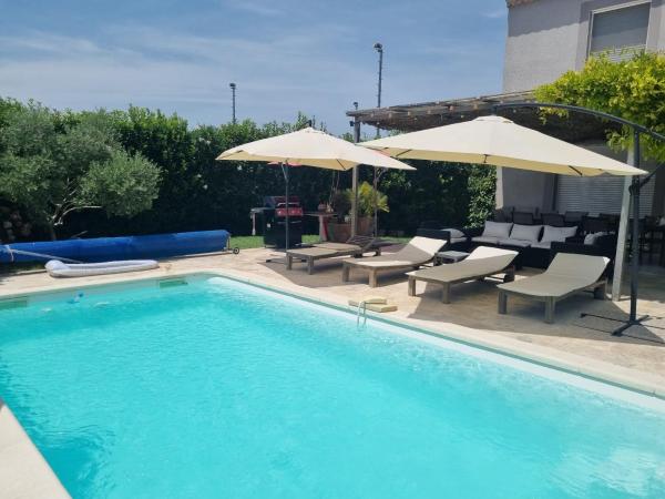 Beautiful Villa Pool in Provence, Rezerwuj  Hotele w Monteux z Basenem, Basen