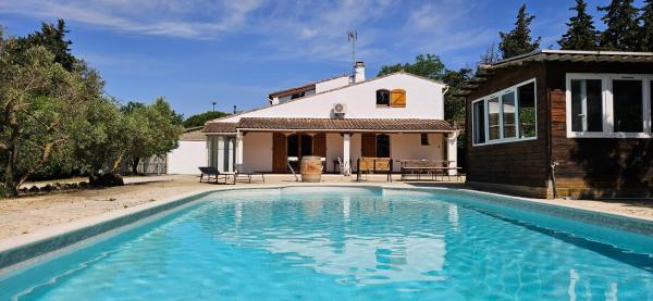 Villa en Provence avec piscine, Rezerwuj  Hotele w Senas z Basenem, Basen