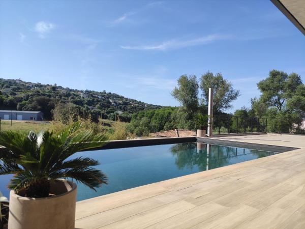 Villa avec piscine 6 personnes, Rezerwuj  Hotele w Korsyka z Basenem, Basen