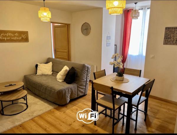 Villa Anita -centre ville -parking privé -wifi, Rezerwuj  Hotele w Barcelonnette z parkingiem, Parking