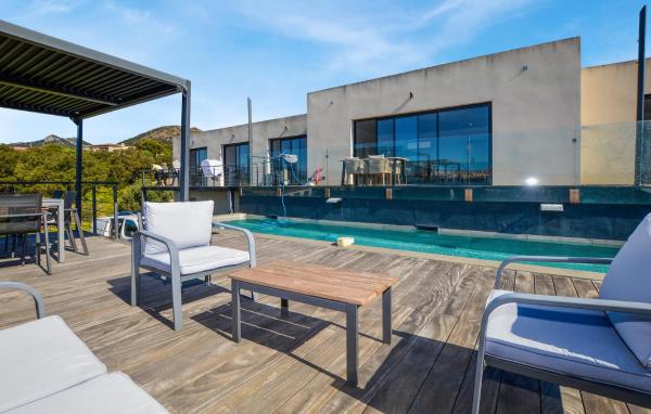 Villa Spacieuse Proche Plages, Rezerwuj  Hotele w Vardiola z Basenem, Basen