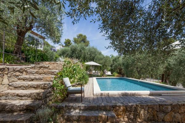 Provençal Villa With Pool In Valbonne, Rezerwuj  Hotele w Owernia z Basenem, Basen