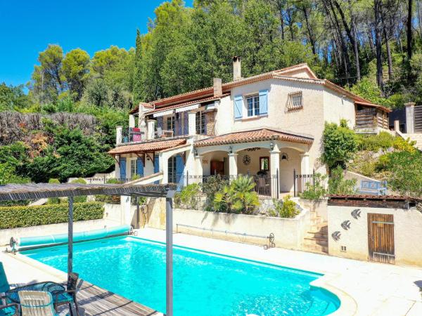 Villa in Flayosc with Private Pool, Rezerwuj  Hotele w Owernia z Basenem, Basen