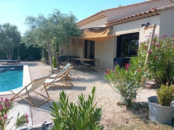 Villa de charme à Cucuron au pied du luberon, Rezerwuj  Hotele w Cucuron z Parkingiem, Parking