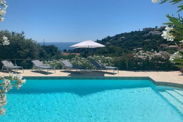 Provenzalische Villa l'Équilibre - mit Meerblick und privatem Pool by Riviera HomeLife, Rezerwuj  Hotele w Owernia z Parkingiem, Parking