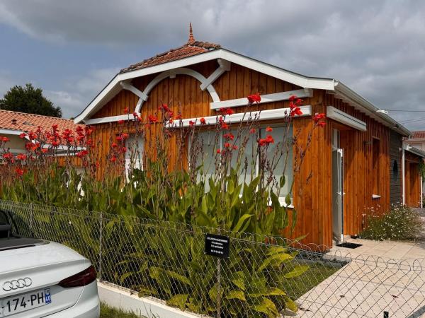 Villa Manolita Andernos les Bains avec jaccuzi, Rezerwuj  Hotele w Akwitania z parkingiem, Parking