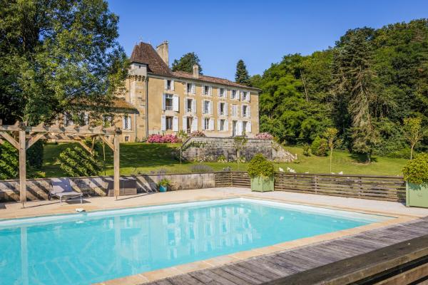 Chateau de la Guerinchie, beautiful 7 bedroom castle in the heart of the Dordogne, Rezerwuj  Hotele w Akwitania z parkingiem, Parking