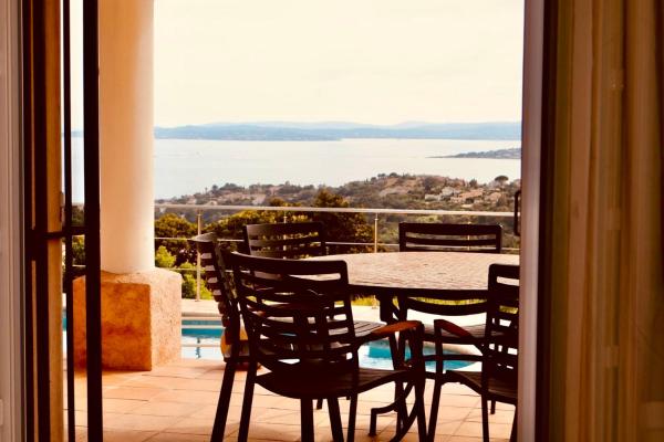 Villa Luxe avec Vue sur Saint-Tropez, Roquebrune, Rezerwuj  Hotele w Owernia z Parkingiem, Parking