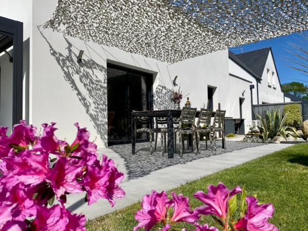 Villa La Grée - 10 min à pied de la plage, Rezerwuj  Hotele w Bretania z Parkingiem, Parking