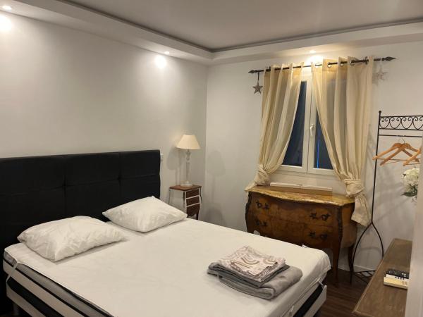 Villa Bagnols en forêt, Rezerwuj  Hotele w Owernia z Basenem, Basen