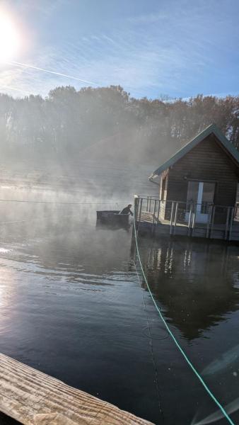 Les chalets flottants de Capucine, Rezerwuj Chalet Saint-Gerons Cantal