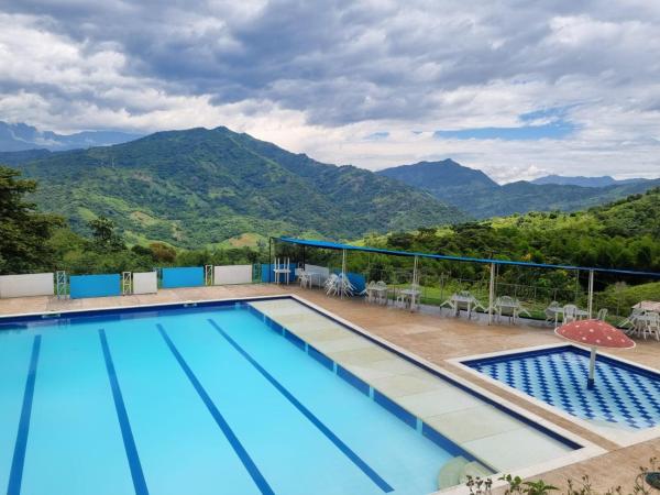 Pioneros Campestre, Rezerwuj  Hotele w Nocaima z Basenem, Basen