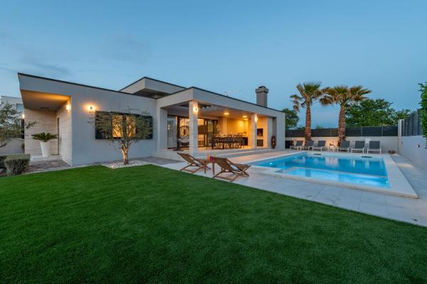 Villa Lorena Dalmacija ZadarVillas, Rezerwuj  Hotele w Nin z basenem, Basen