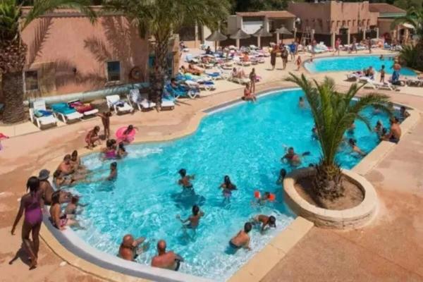 ZEcamping 4 étoiles parc aquatique hammam et restaurant, Rezerwuj  Hotele w Var coast z basenem, Basen
