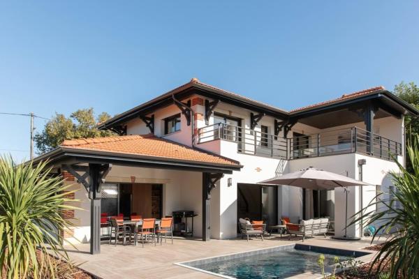 Villa Fabienne in city center with heated pool, Rezerwuj  Hotele w Akwitania z basenem, Basen