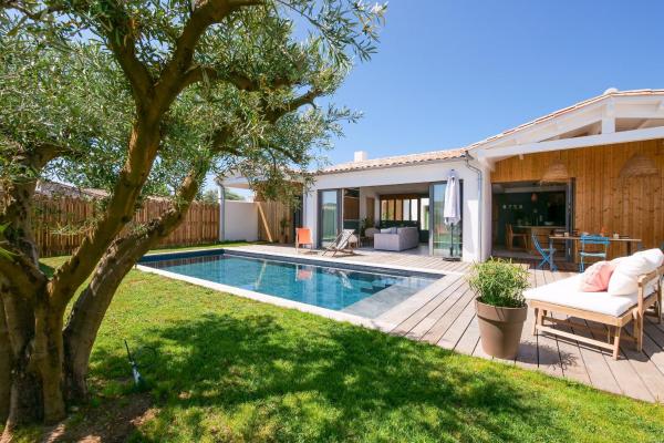 Villa d'architecte avec Piscine chauffée et jardin, Rezerwuj  Hotele w Charente-Maritime z Basenem, Basen