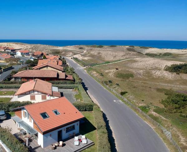 Modern Beach Villa 150m from the Atlantic surf, Rezerwuj  Hotele w Akwitania z parkingiem, Parking