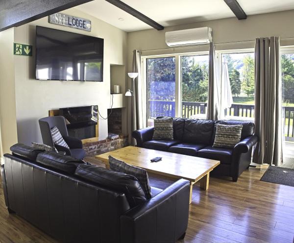 6BR Blue Mountain Chalet Hot Tub Updated Walk to Village Fun, Rezerwuj Chalet Domy Wakacyjne w Ontario, Domek