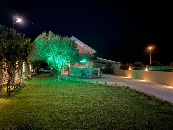 Villa Vadian & Pool, Rezerwuj  Hotele w Gewgelija z Basenem, Basen