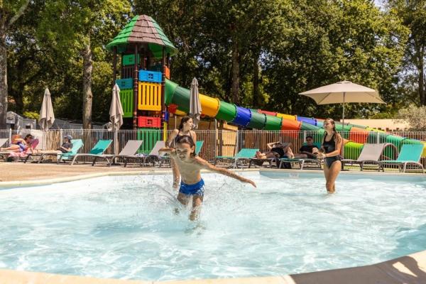 ZEcamping 4 4km plage parc aquatique fitness dog friendly club enfant, Rezerwuj  Hotele w Charente-Maritime z Parkingiem, Parking